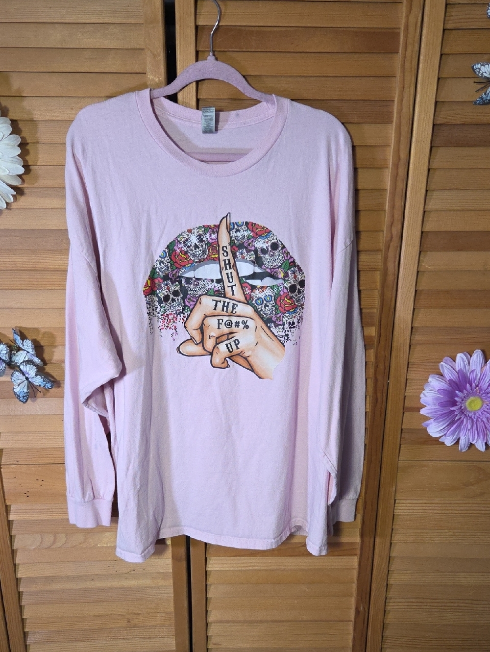 Gildan Pink Crewneck Long Sleeve T-Shirt With Lips/Skulls Graphic - STFU